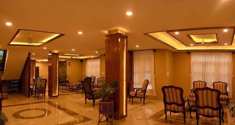 Interieur van een goed gemeubileerde kamer met stoelen en tafels.