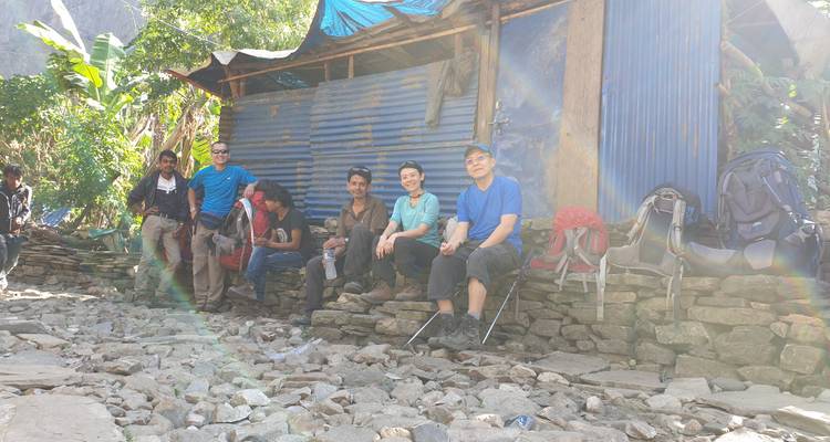 Een groep wandelaars die rust bij een schuilplaats aan de wegkant.