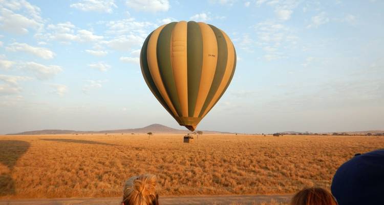 Heißluftballon im Flug über die Savanne.