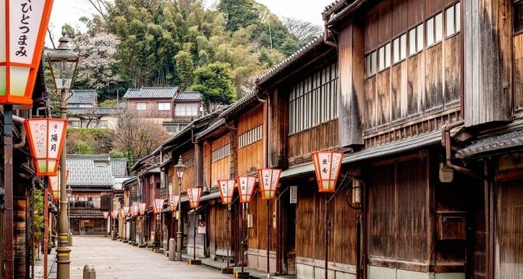 Traditionelle japanische Straße mit Holzgebäuden und Laternen.