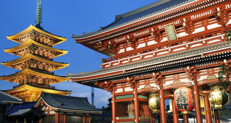 Beleuchtete Pagode und Tempel bei Nacht in Japan.