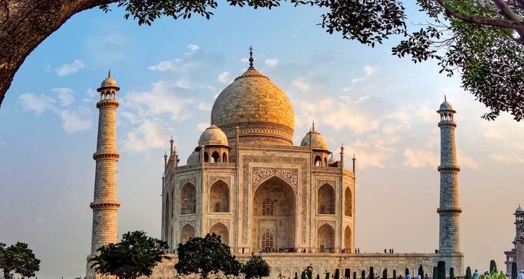 Majestueus uitzicht op de Taj Mahal bij zonsondergang met heldere luchten.