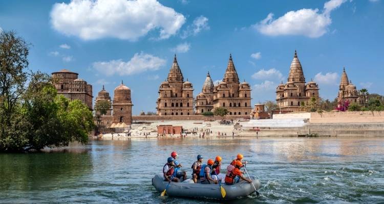 Raftingavontuur voor de historische paleizen langs de rivier.