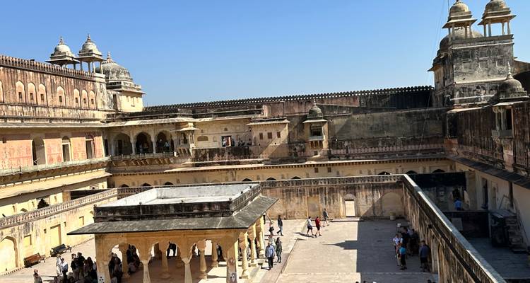 Binnenplaats van historisch Indiaas fort met zuilengalerijen en toeristen die aan het verkennen zijn