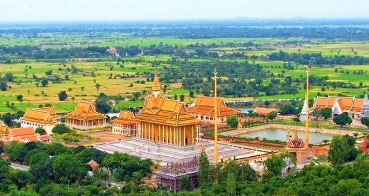 Luchtfoto van een groots tempelcomplex omringd door groen.