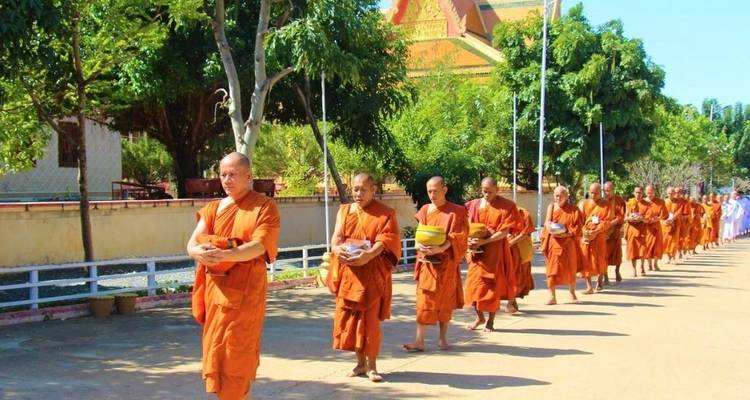 Circuito de un día a la ciudad de Phnom Penh y la montaña Oudong con el pueblo de los orfebres - About Cambodia Travel & Tours 4