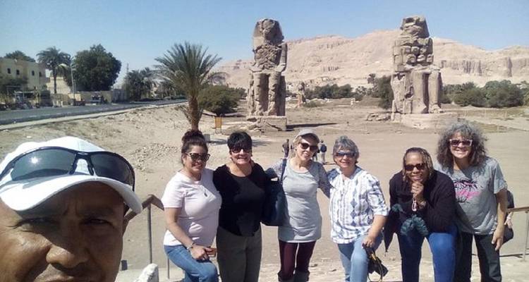 Groep toeristen die poseren voor de Kolossen van Memnon.