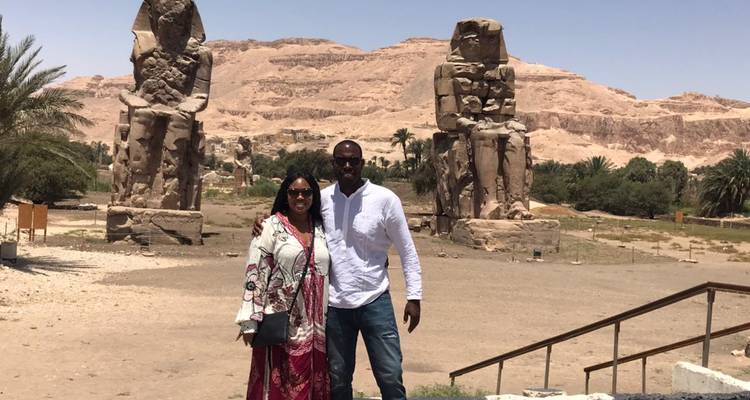 Stel dat poseert voor de Colossi van Memnon.