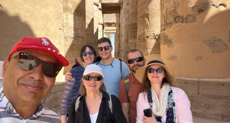 Vergelijkbare vervolggroepsselfie binnen de hypostyle hal van Karnak met kleine positieveranderingen.