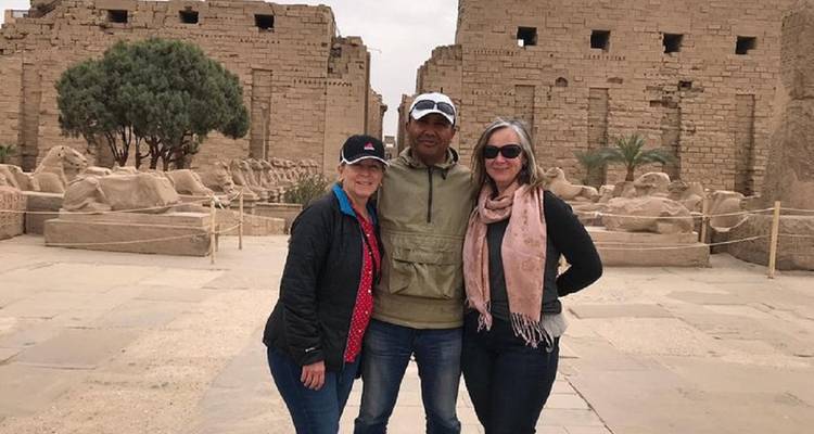 Touristen, die vor antiken Ruinen posieren.