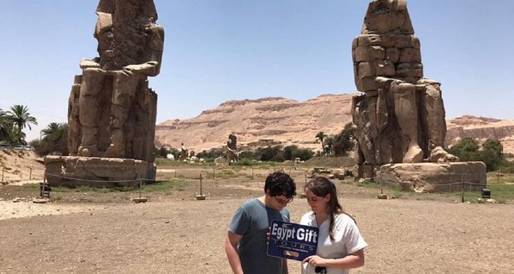 Paar mit einem Schild bei den Kolossen von Memnon.