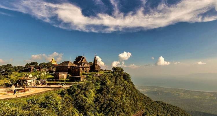 Ein historisches Gebäude auf einem Hügel mit einem dramatischen Himmel.