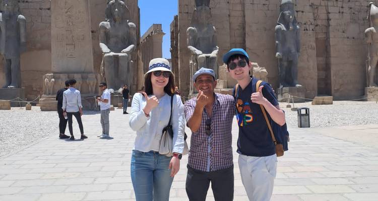 Foto grupal similar con pulgares arriba junto al Templo de Luxor tomada desde un ángulo ligeramente diferente.