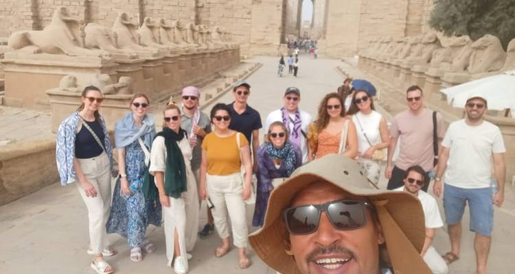 Otra toma del mismo grupo grande en la avenida de las esfinges momentos después, con poses ligeramente diferentes.