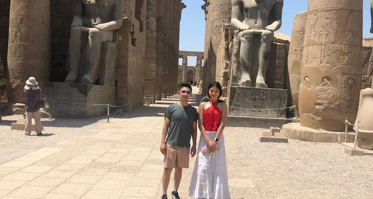 Encuadre alternativo de la misma pareja ante las estatuas y pilones del Templo de Luxor.