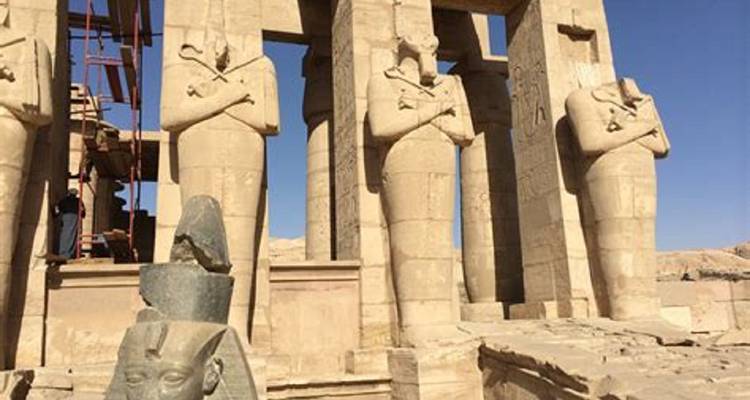 Beelden van farao's voor de Luxor-tempel.