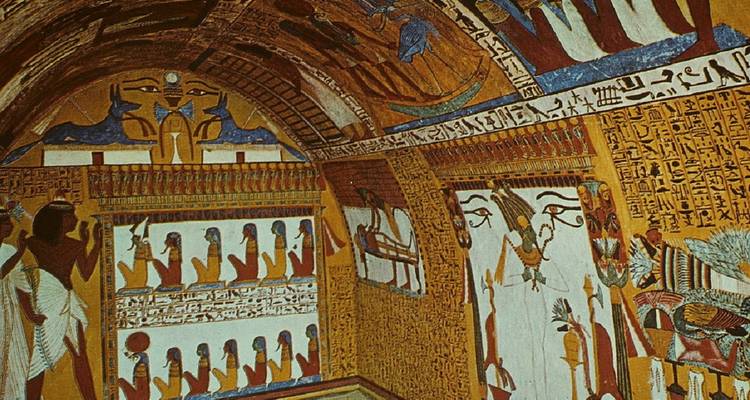 Kleurrijke Egyptische tombe met gedetailleerde fresco's.