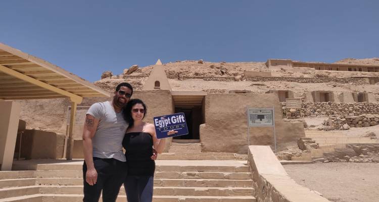 Stel met een rondleidingsbord voor woestijnruïnes.