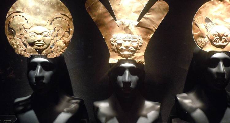 Drei Schaufensterpuppen mit andinen Zeremonialkopfschmuck.