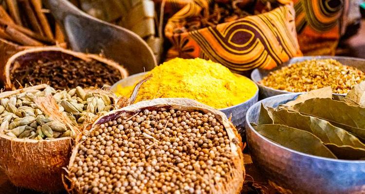 Verschiedene Gewürze in Behältern ausgestellt.