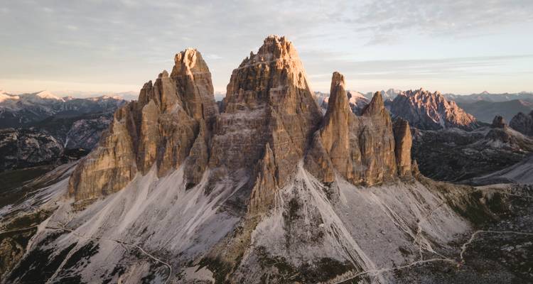 Pics de montagne majestueux à l'aube.