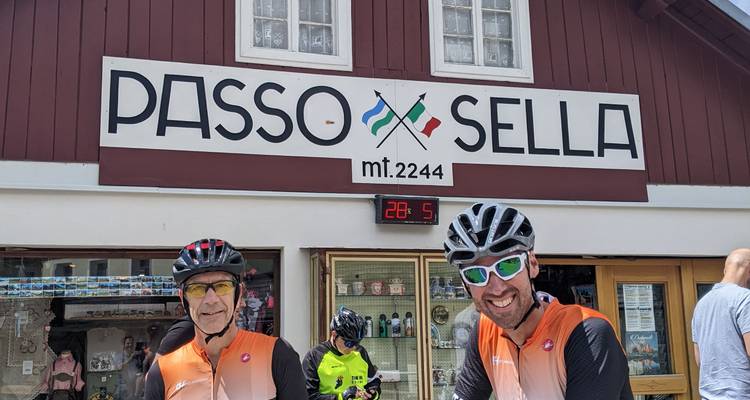 Cyclistes au panneau du Passo Sella, altitude 2244m.