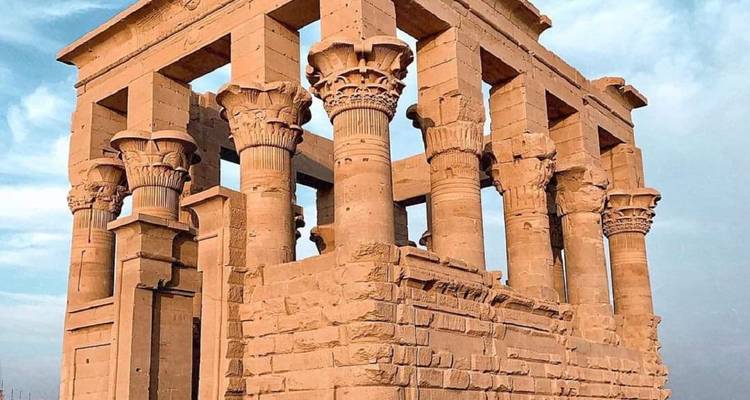 Der Kiosk des Trajan steht majestätisch auf der Insel Philae vor einem blauen Himmel.