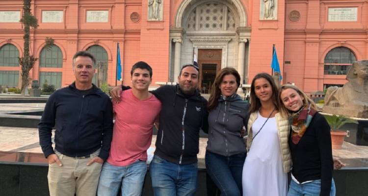 Photo de groupe devant l'entrée d'un bâtiment historique.