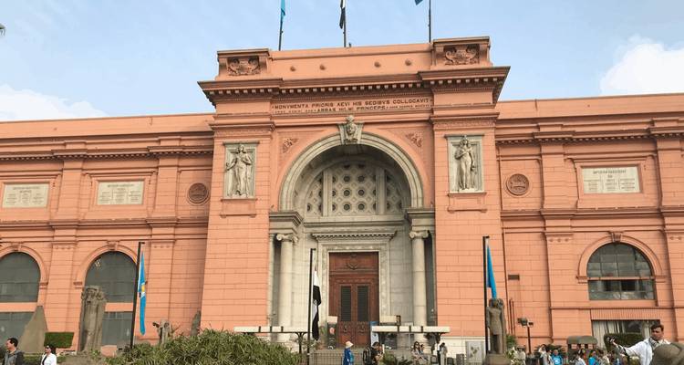 Extérieur du Musée égyptien du Caire sous un ciel dégagé.