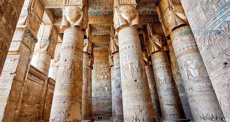 D'immenses colonnes en pierre décorées à l'intérieur du complexe du temple de Dendera.