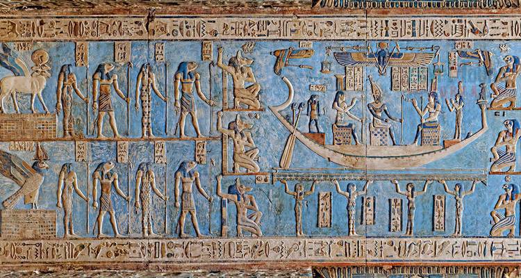 Panneau en relief bleu vif avec hiéroglyphiques et divinités égyptiennes à Dendérah.