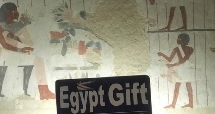 Nahaufnahme von ägyptischen Hieroglyphen und einem Banner.