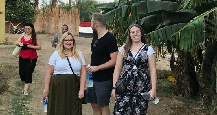 Gruppe von Touristen, die auf einem malerischen Weg spazieren gehen.