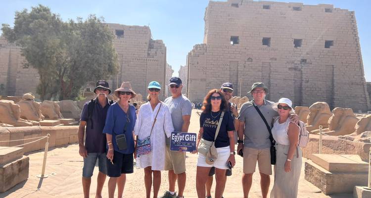 Dupliceer Karnak Tempel groepsfoto met minimale verandering in houding.