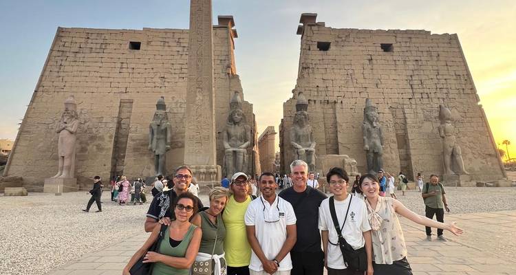 Soortgelijke zonsondergang Luxor Tempel groepsfoto met lichte pose variatie.
