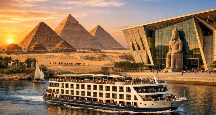 Un navire de croisière naviguant devant les pyramides et un musée moderne au coucher du soleil.