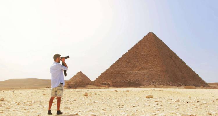 El fotógrafo captura la icónica pirámide de Giza bajo un cielo brillante y brumoso.