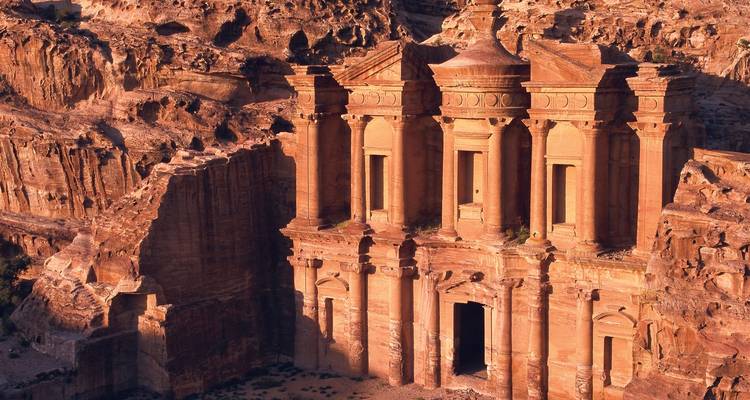 Das Kloster in Petra bei Sonnenuntergang.
