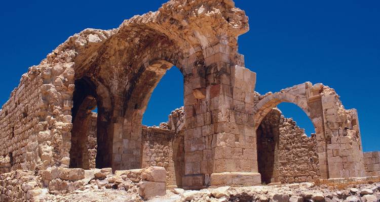 Ruines d'une ancienne structure en pierre avec des arches.
