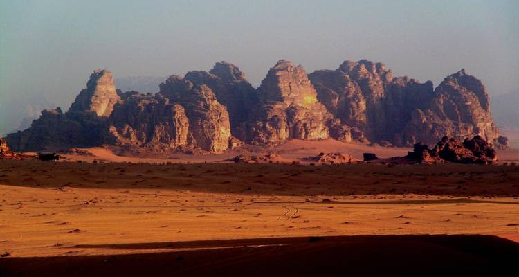 Vue panoramique de formations rocheuses dans un paysage désertique.