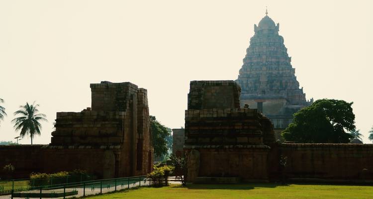 Complexe de temples en silhouette avec des arbres.