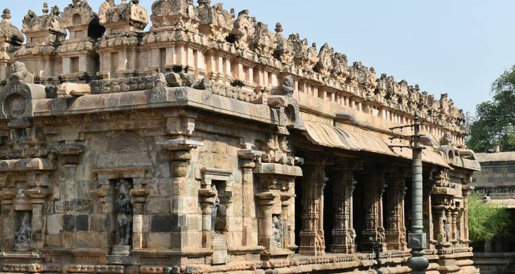 Temple avec des sculptures élaborées et des colonnes.