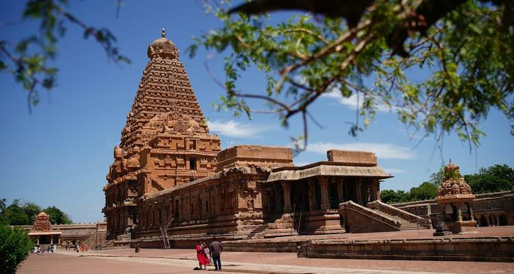Groupe de personnes visitant un temple ancien.