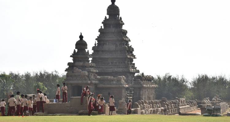 Des enfants jouent près d'un temple.