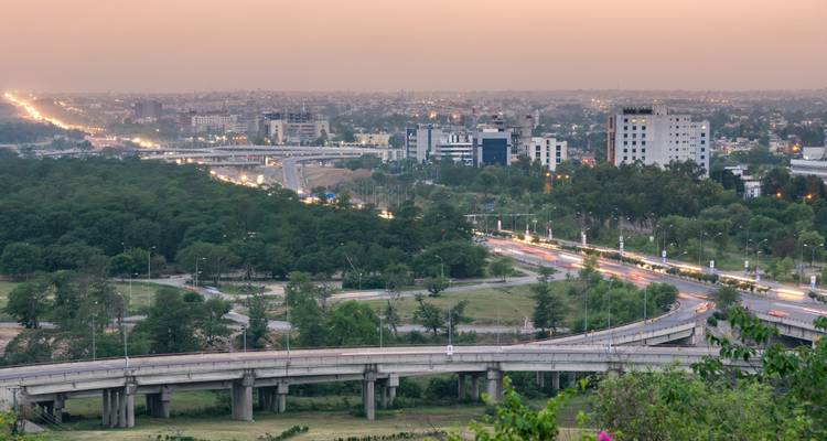 Vue aérienne du paysage urbain avec des routes et de la verdure.