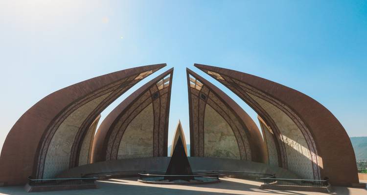 Le Monument du Pakistan capturé sous un ciel dégagé.