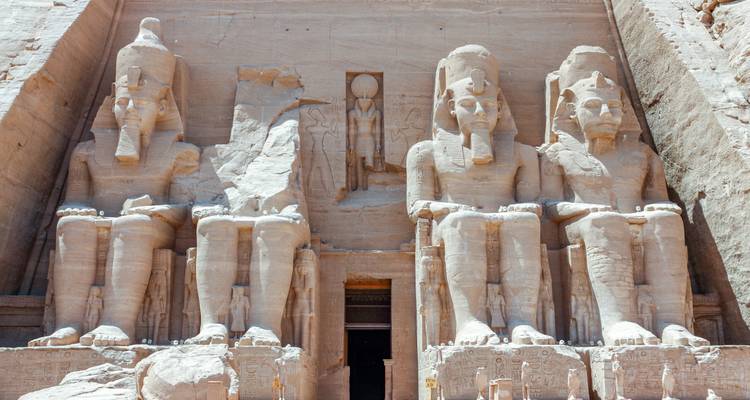 De gevel van de Abu Simbel Tempel met kolossale standbeelden.