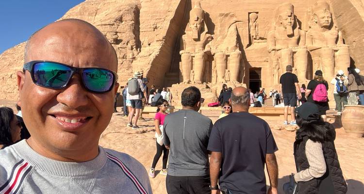 Man die een selfie neemt met toeristen die Abu Simbel in de achtergrond bezoeken