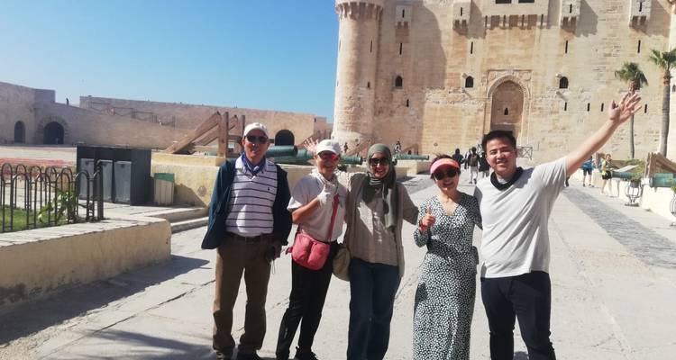 Groupe de touristes devant un fort historique.