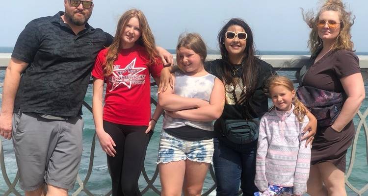 Groupe familial posant au bord de mer.